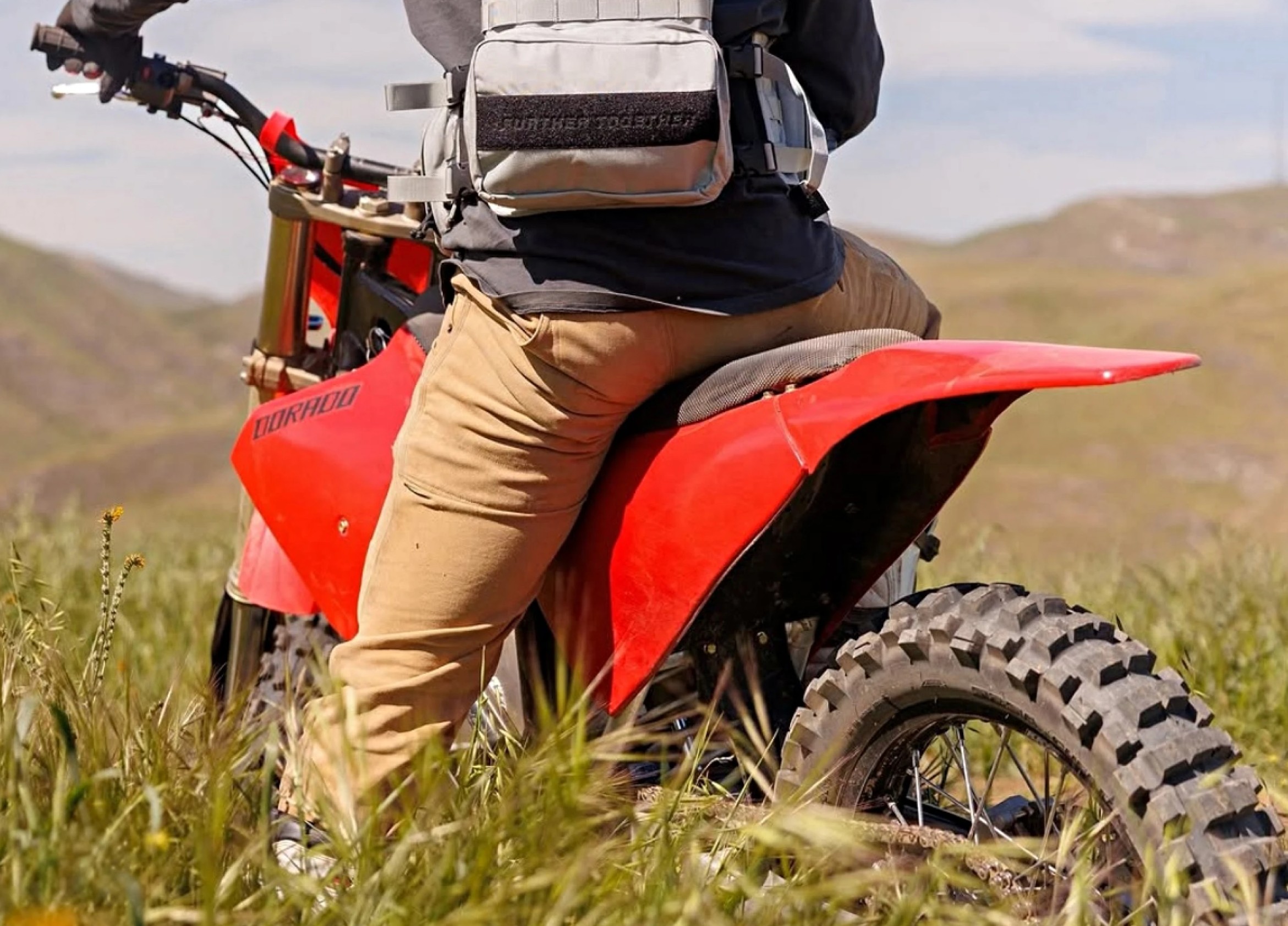 48 KM i kilka ponad 100 kg, ale to akumulator jest wyróżnikiem tego motocykla