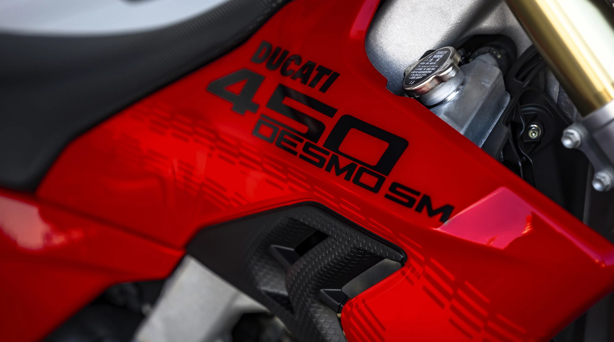 Pierwszy wyścigowy supermotard Ducati. Desmo450 SM ma jeden cylinder, ponad 60 koni i absurdalne obroty