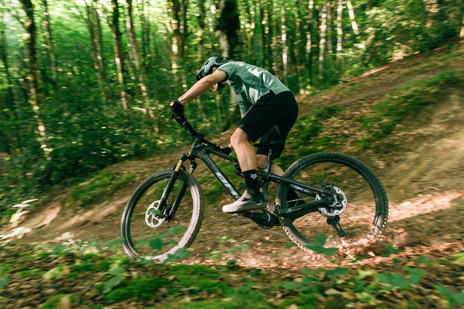 Ten e-MTB ma udawać wszechstronny rower, ale potężny silnik zdradza jego drugą naturę