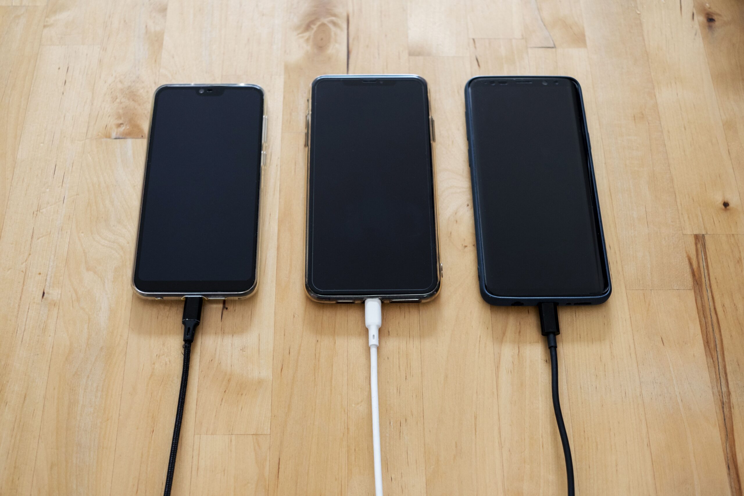 Wakacyjny ratunek w czterech kolorach. Powerbanki Hama dodadzą energii każdemu urlopowi