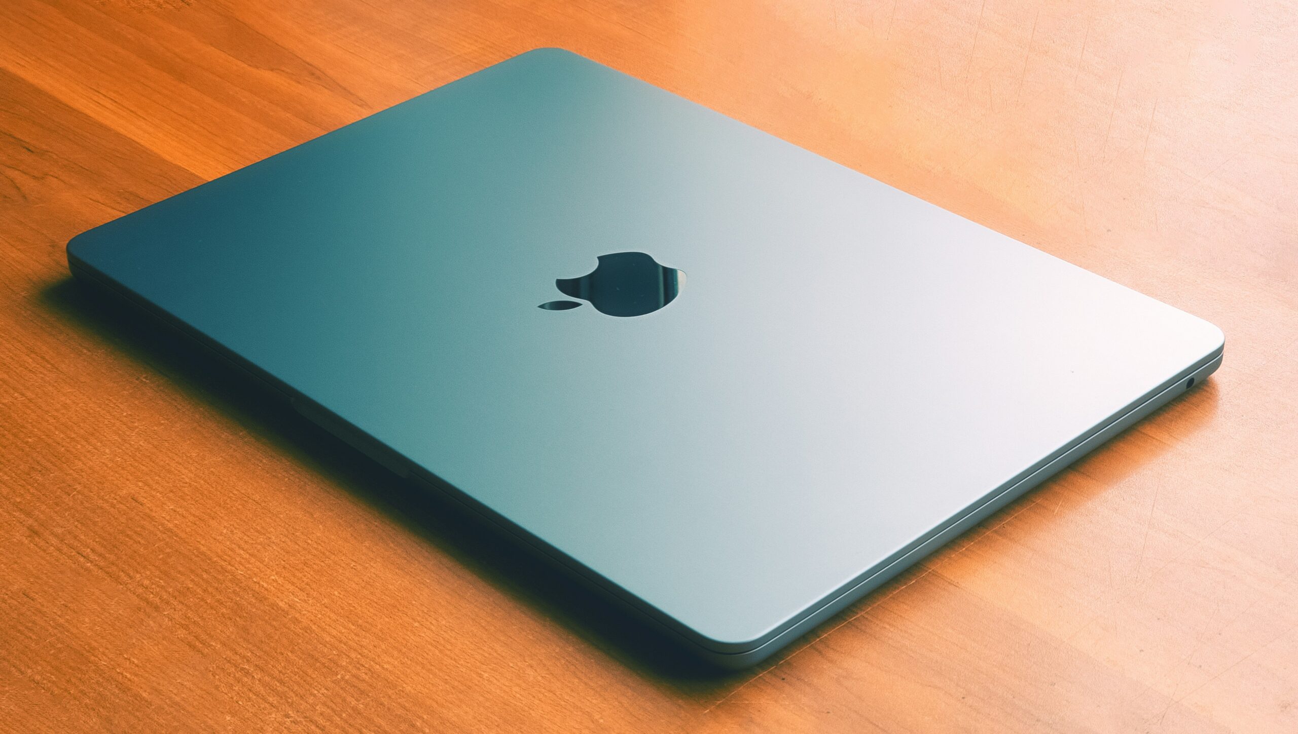 MacBook Air do podróży – dlaczego jest tak wygodnym laptopem?