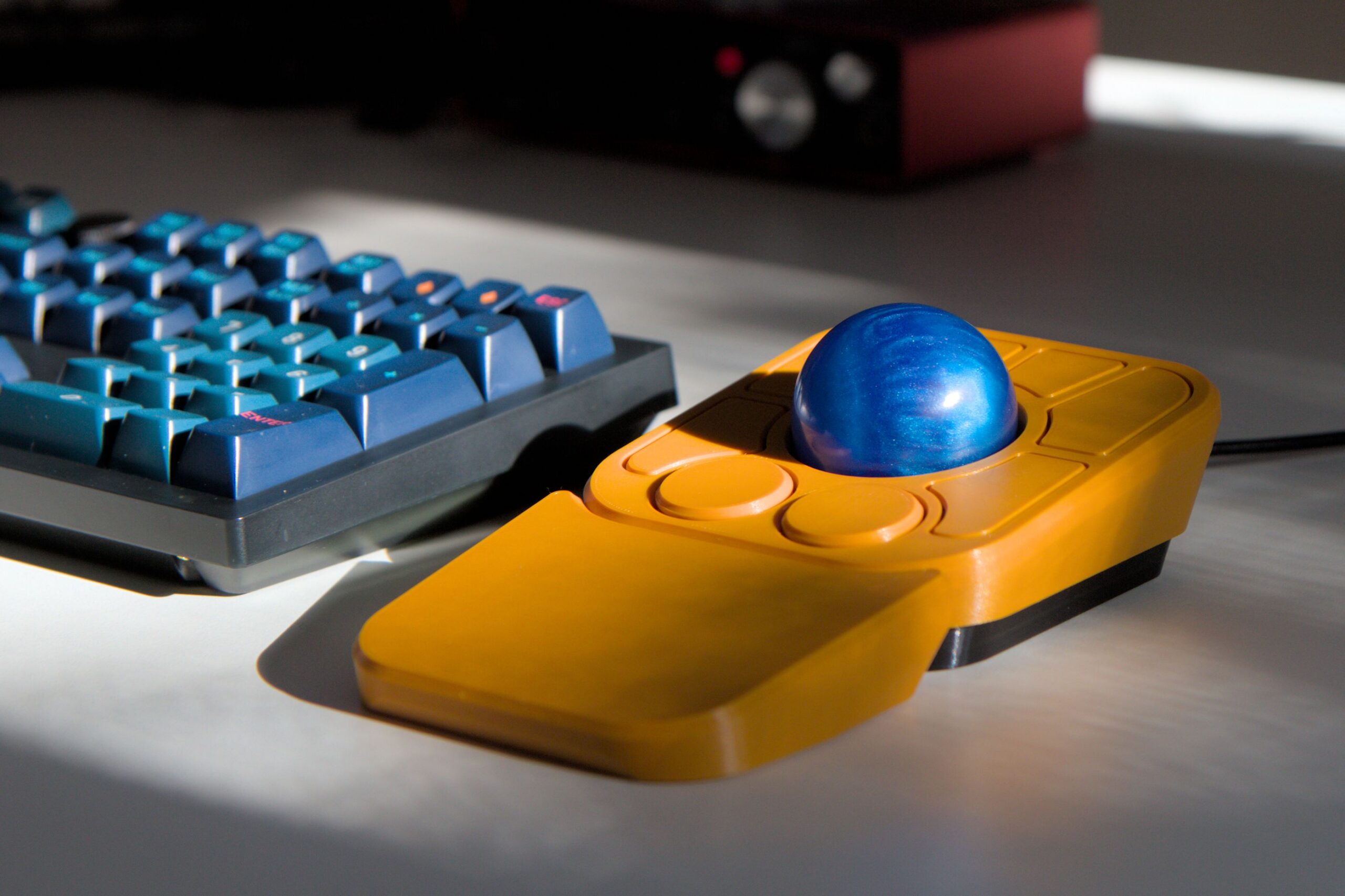 Zapomnisz o myszce jak zobaczysz ten trackball. Nie potrzebuje programu i obsługuje gesty