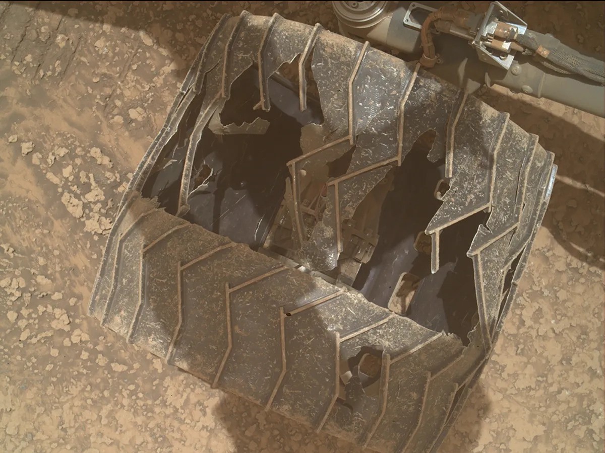 Curiosity odkrył na Marsie niezwykłe morze wielokątów. Ale NASA ma też powody do zmartwień