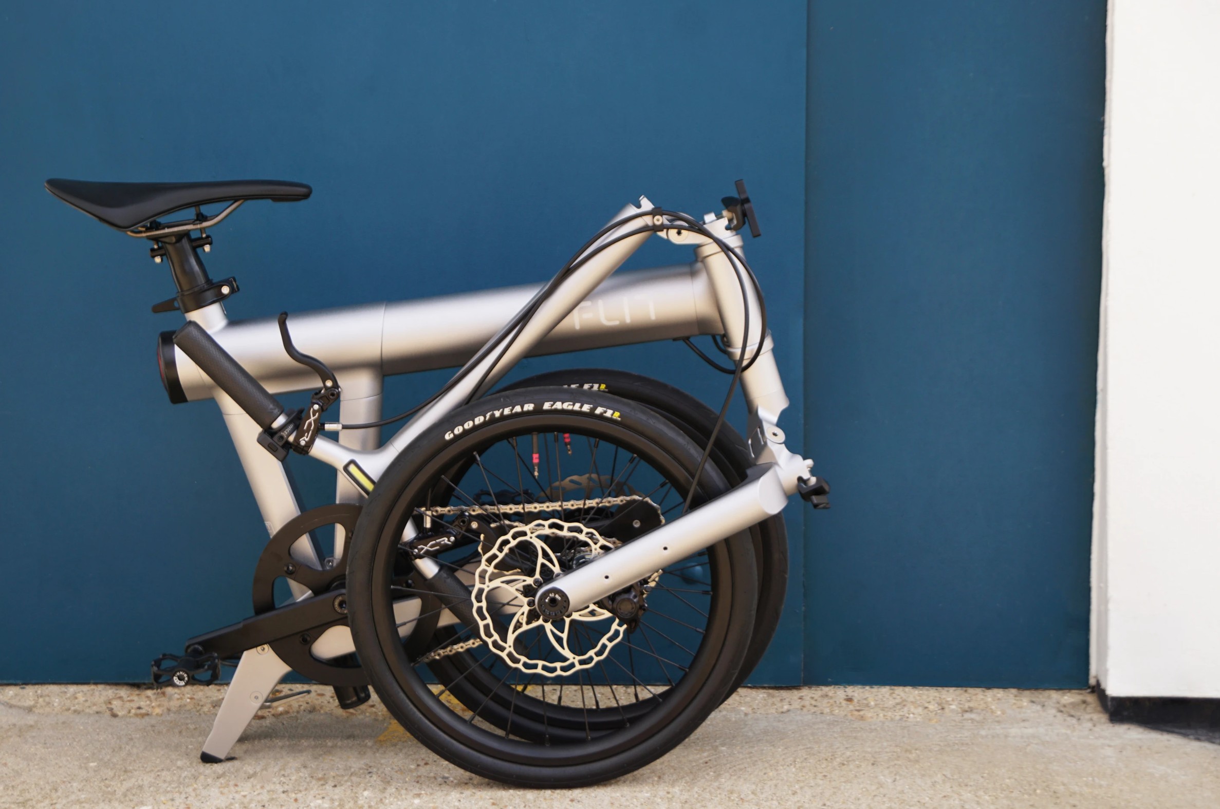 Zamiast spawania wybrali klej. Ten rower elektryczny waży mniej niż tytanowy Brompton