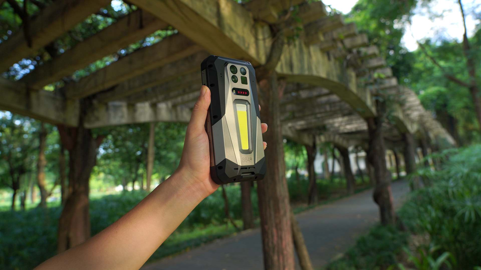 715 gramów technologicznego szaleństwa. Nie wiem, czy Tank 5 Pro to telefon, czy coś “więcej”