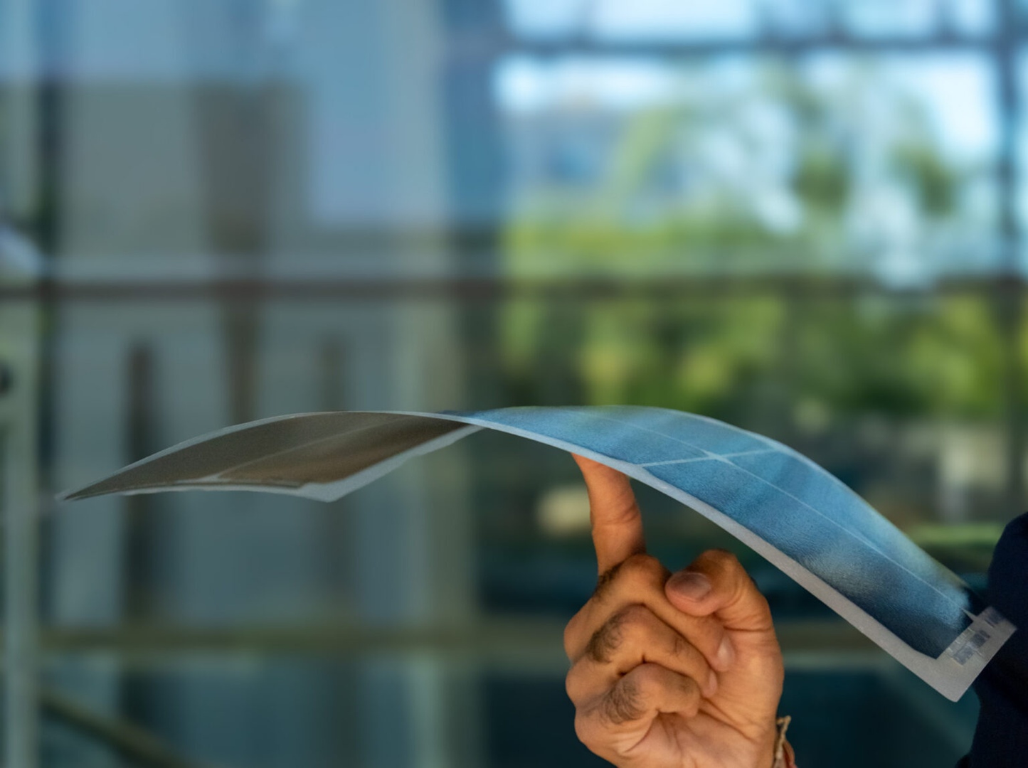 Fotowoltaika bez szkła i ramy. SolarWindow zrobiło z panelu fotowoltaicznego wielką naklejkę