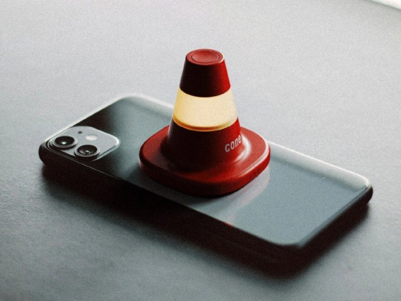 Drogowy pachołek Cone na twoim biurku. Ma odciągnąć cię od telefonu