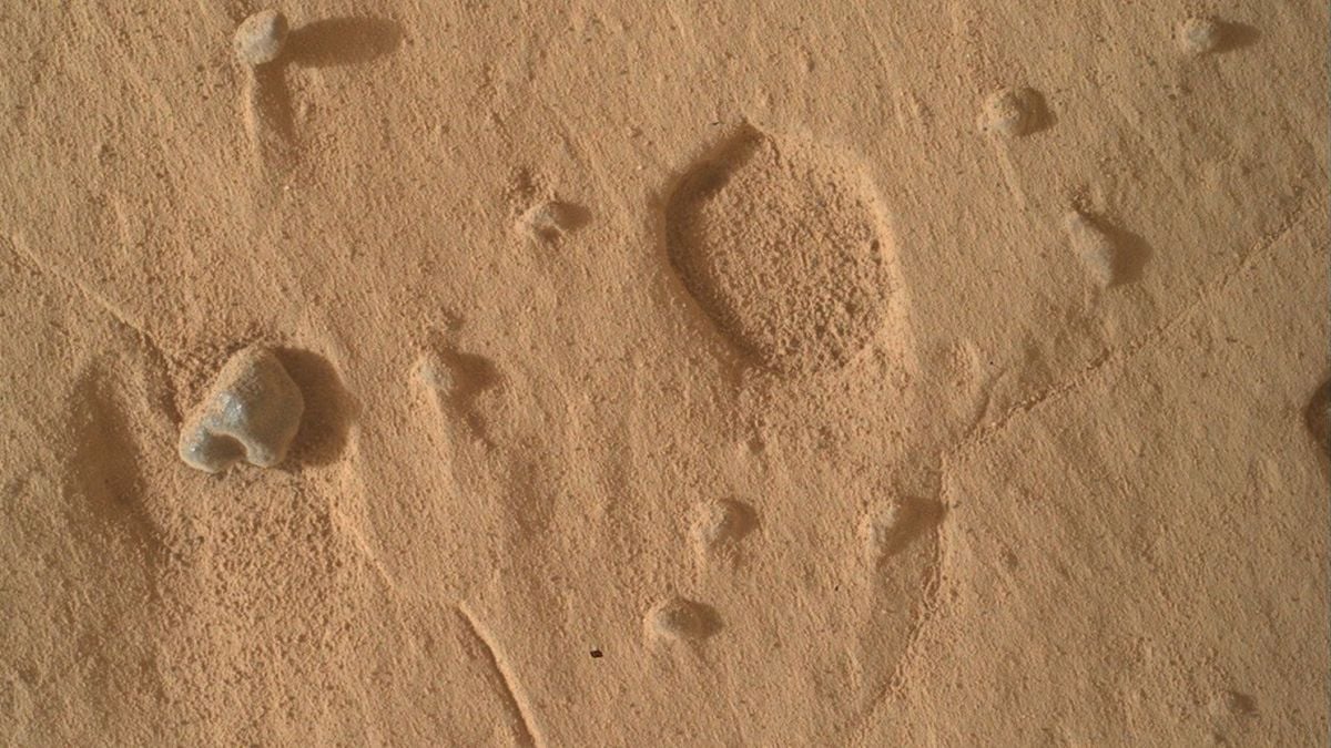 Curiosity dostrzegł nieznane otwory na Marsie. Planetolodzy nie mają pojęcia, co to jest