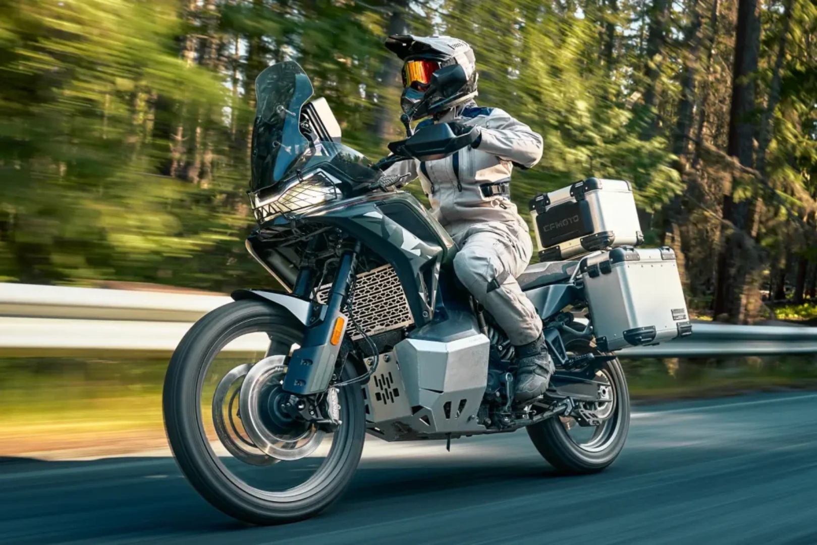 114 KM, Brembo, Bosch i KYB w chińskim motocyklu. BMW ma powód, aby patrzeć na konkurencję
