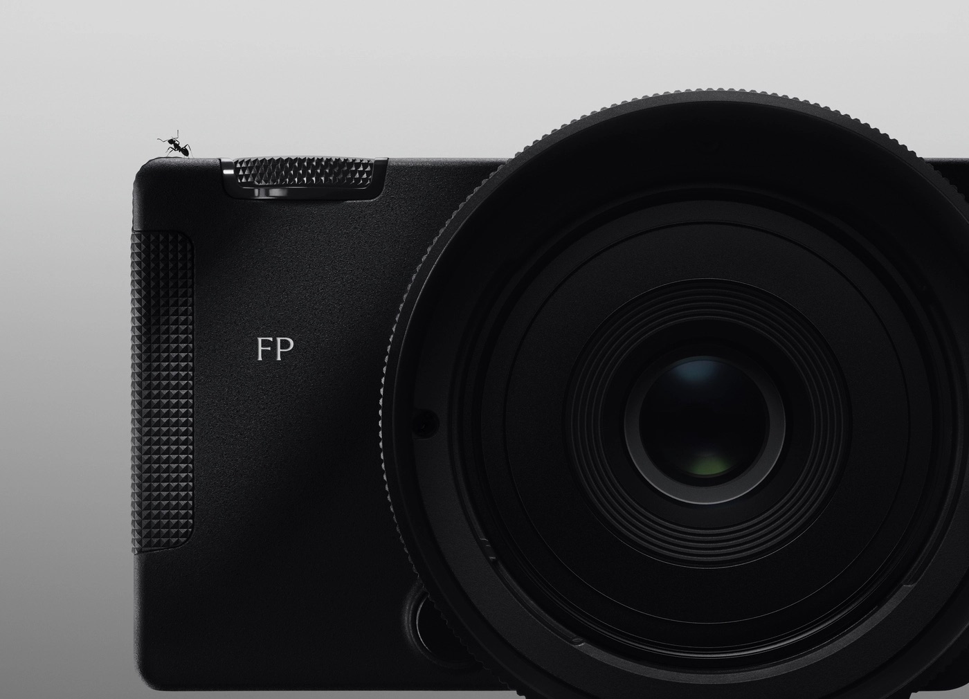 Lekki, nieduży i idealny do filmów oraz zdjęć. Sigma FP2 to aparat, który rzuca wyzwanie telefonom