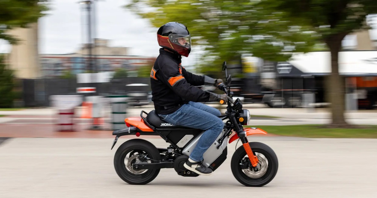 Elektryk znalazł miejsce, w którym spalinowy motocykl traci największą przewagę