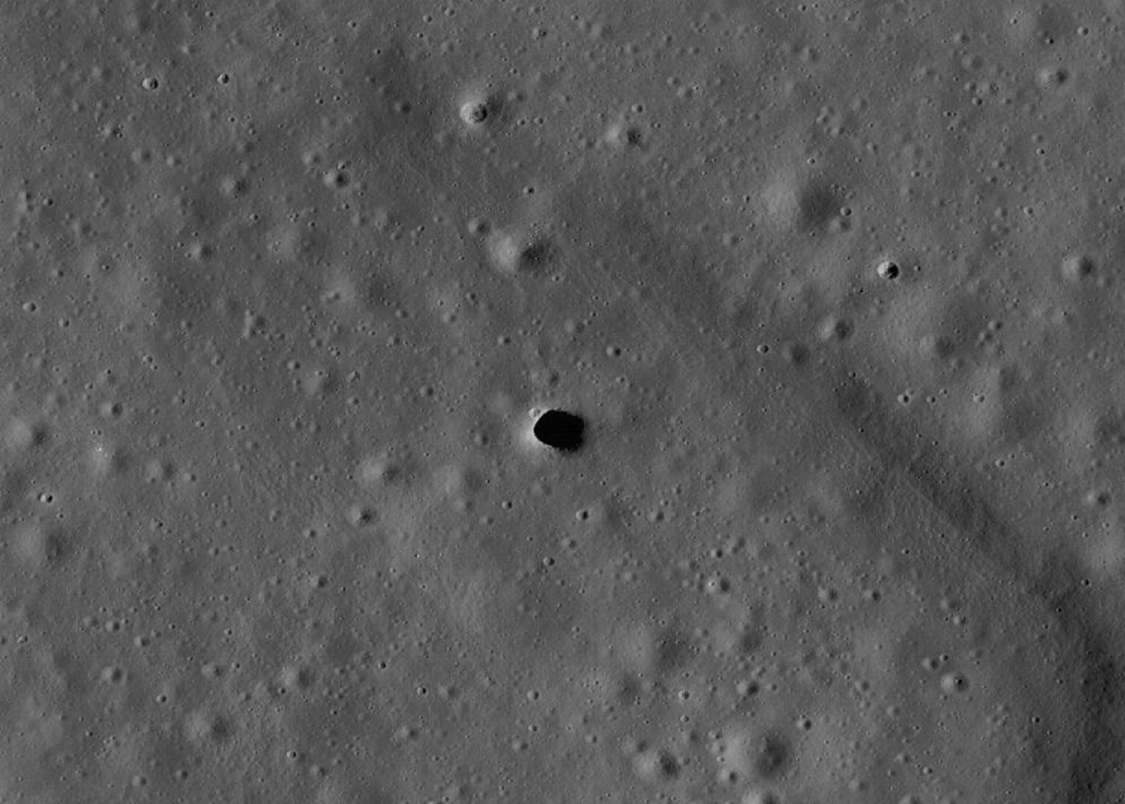 Tajemnicza dziura na Księżycu priorytetem dla NASA. Agencja mówi, co może się w niej kryć